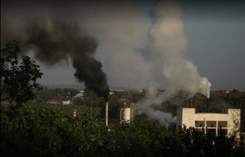 Les habitants renouvellent leur demande de mettre fin aux fumées émises par l’usine de fabrication de bouchons de liège