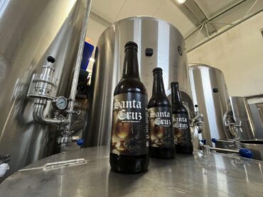 Un prêtre lance une bière artisanale pour aider à restaurer une église