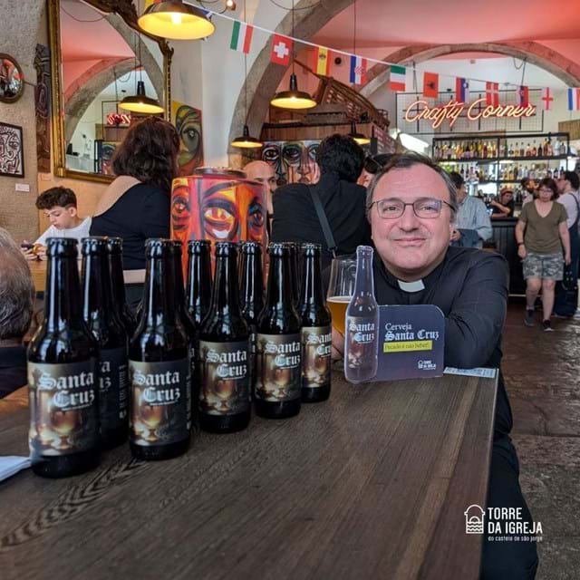 Un prêtre lance une bière artisanale pour aider à restaurer l'église.1