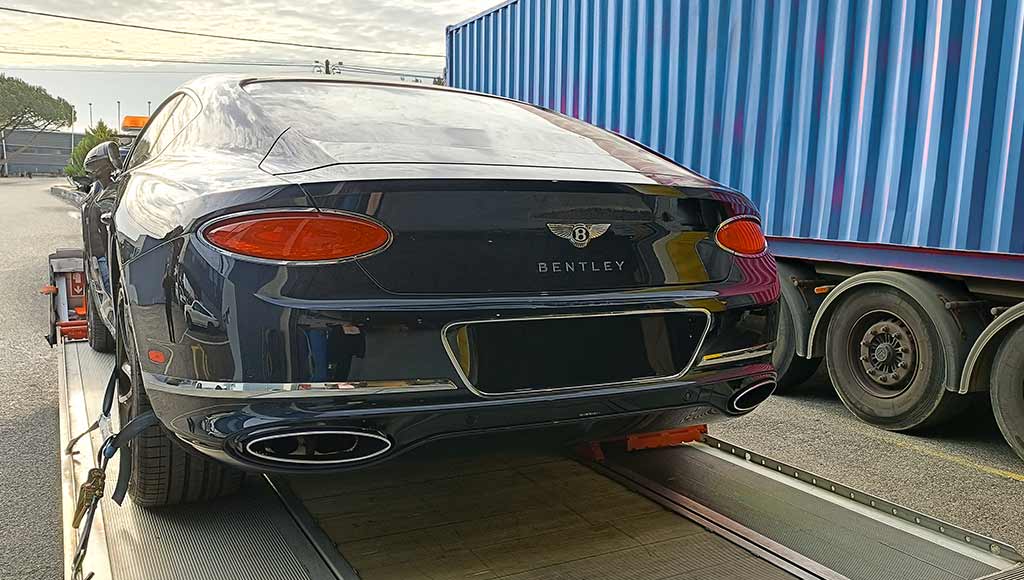 Photo d'une Bentley prête à être transportée à l'étranger