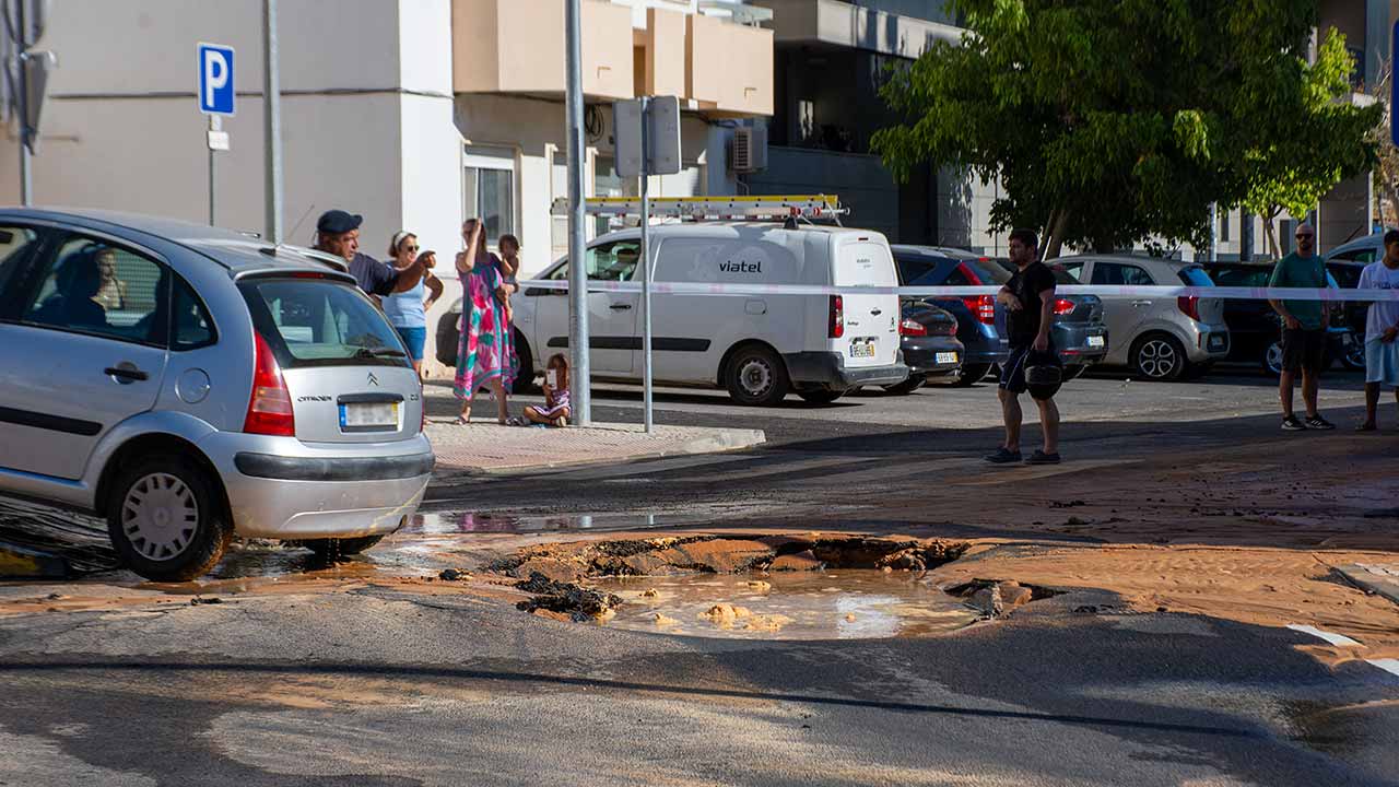 Rond-point nouvellement construit "hirondelles" voiture à Faro.