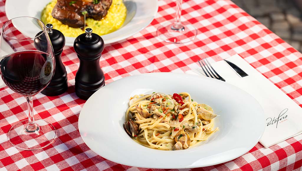 Photo d'une table au Portofino by MIMO, un restaurant éphémère du complexe Pine Cliffs