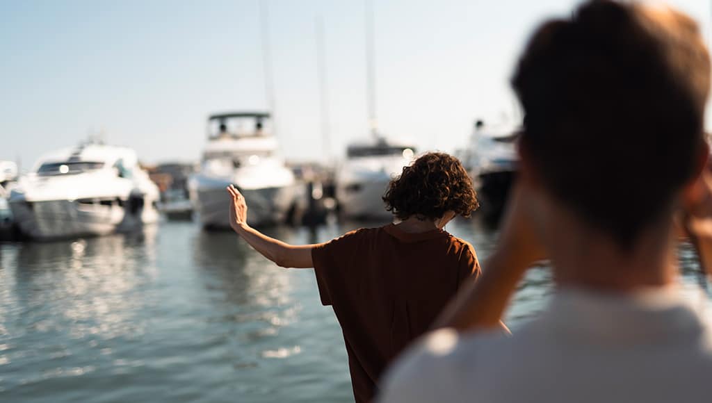 Un homme prend une photo d'une femme dans la marina de Vilamoura