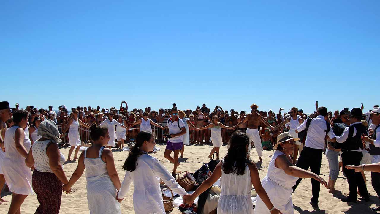 "Banho Santo" célébrée sur la plage de Manta Rota