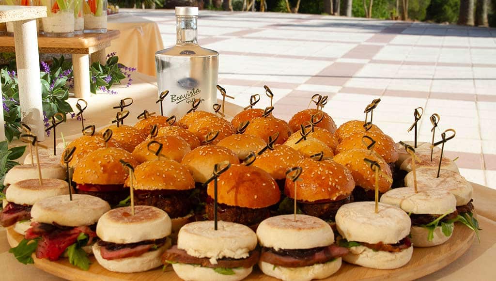 un plateau de burgers préparé par Boavista Golf & Spa