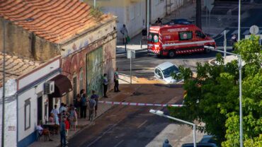 Un rond-point nouvellement construit « avale » des voitures à Faro.