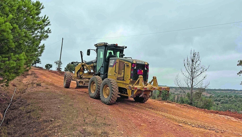 Nous avons réussi à niveler notre route : la bonne nouvelle de la part du conseil paroissial de São Teotónio est qu'ils ont envoyé la niveleuse pour niveler notre route... quelle différence ! Merci les gars.