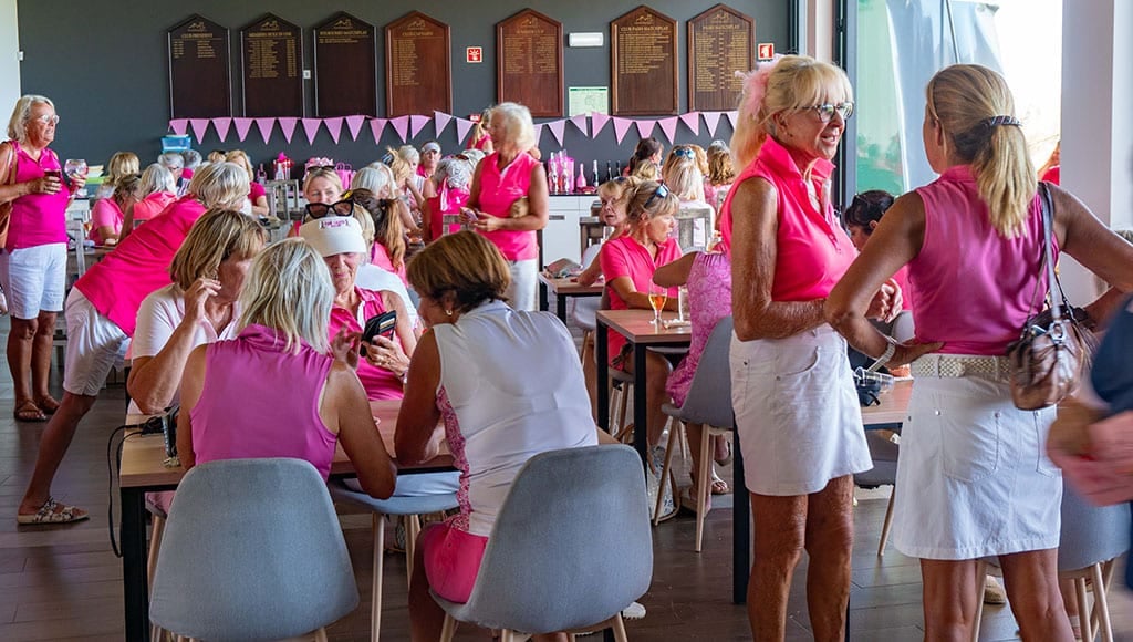 Les Pink Ladies au club-house après le match