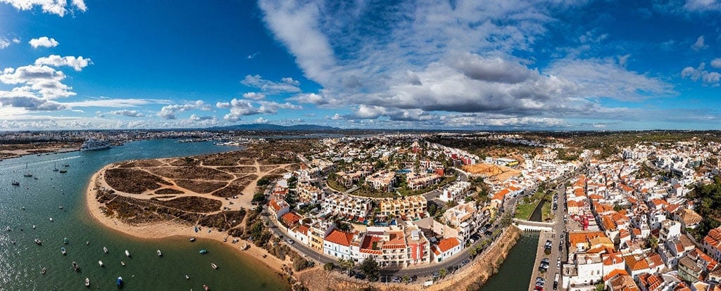 Vue aérienne du village de Ferragudo dans le centre de l'Algarve