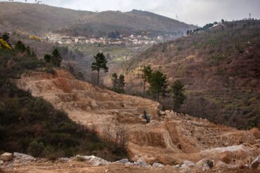 Des centaines de personnes déposent plainte lors d’une consultation publique sur la mine de lithium de Guarda