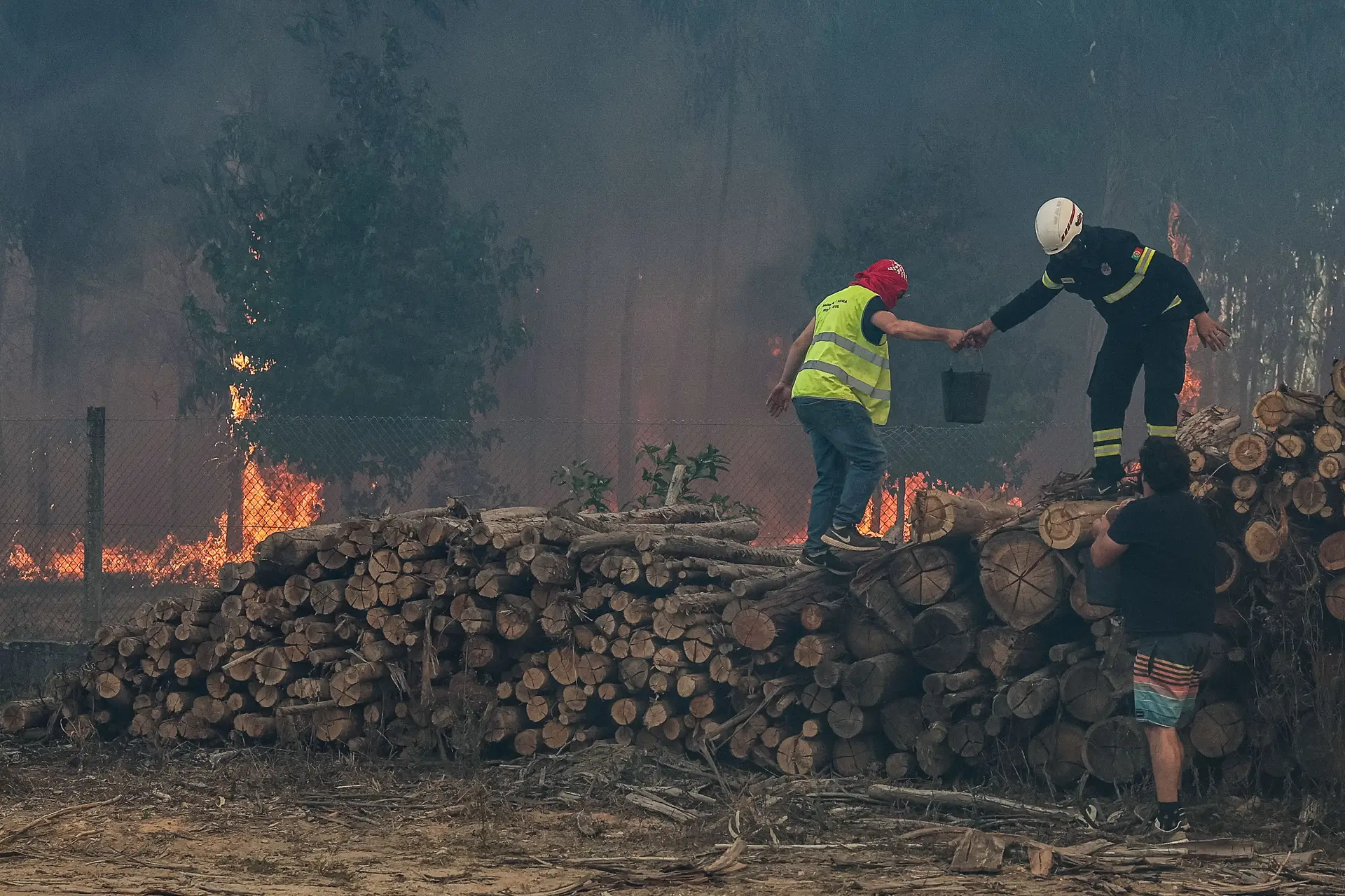 Morts, destructions et blessures se multiplient alors que le Portugal lutte contre les incendies de forêt