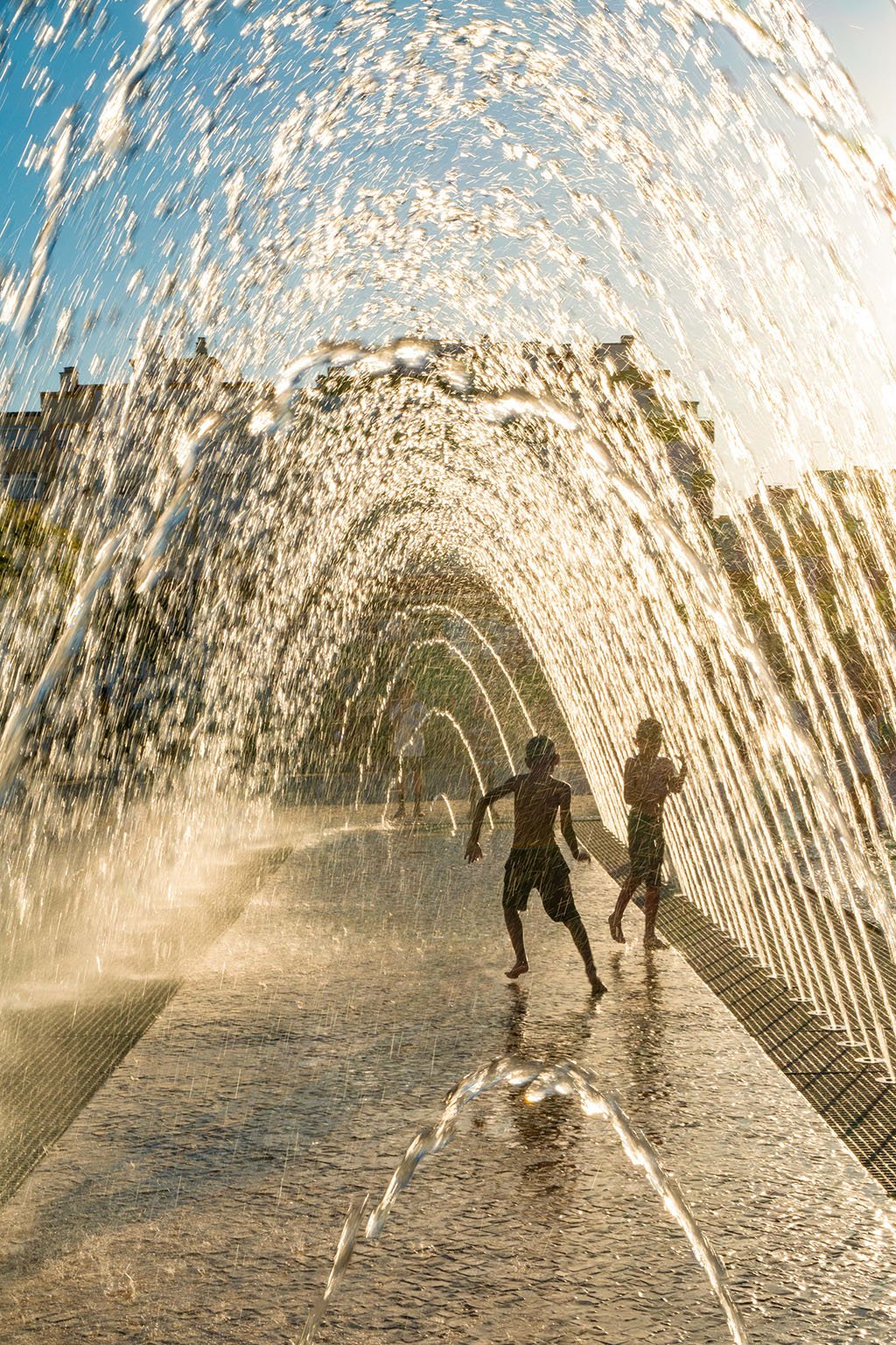 Les garçons jouent dans la fontaine, Portimão