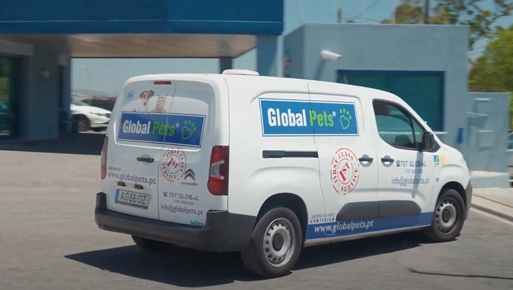 La camionnette de Global Pets préparée pour le transport d'animaux de compagnie