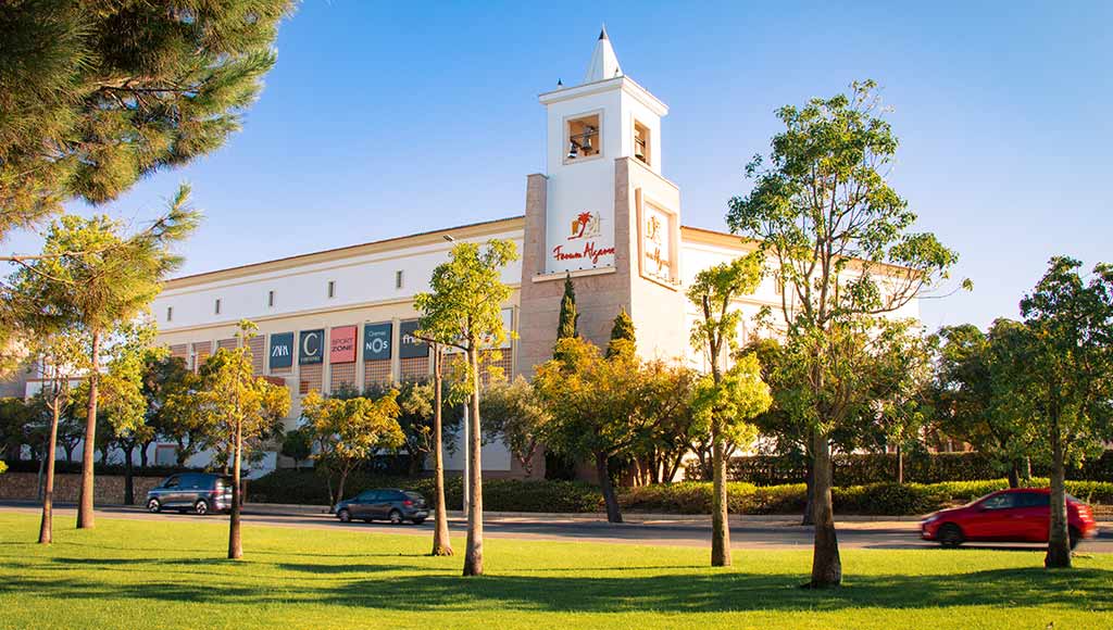 Vue de l'extérieur du centre commercial Forum Algarve à Faro