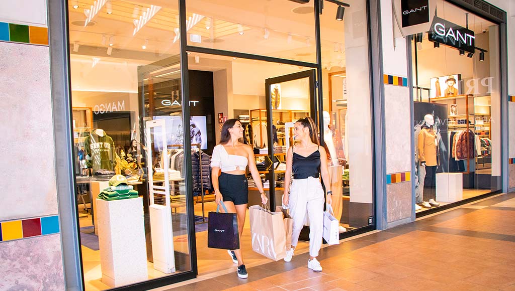 Deux jeunes femmes sortant de la boutique Gant du Forum Algarve