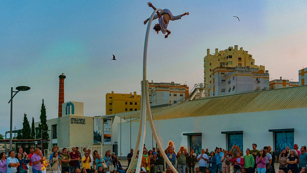 Un acrobate se produisant en altitude à Portimão