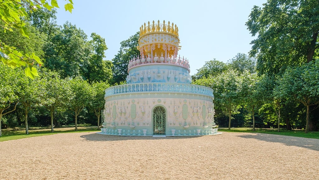 BOLO DE NOIVA [WEDDING CAKE] 2023 – Carreaux et céramiques Viúva Lamego, verre, fer forgé métallisé et thermolaqué, tôle de fer galvanisée et peinte, LED, fibre optique, bloc d'alimentation, système hydraulique, fer à repasser ; 1 100 x ø 1 300 cm ; Waddesdon, Collection Rothschild (Rothschild Family Trust) © Merriman Photography – Courtesy Westgreen