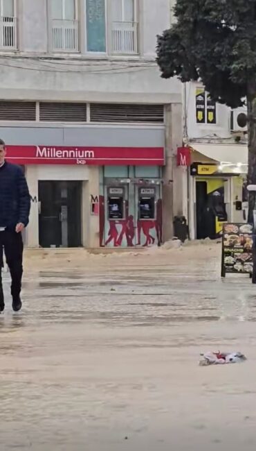 Cinq minutes de pluie inondent le centre-ville d’Albufeira