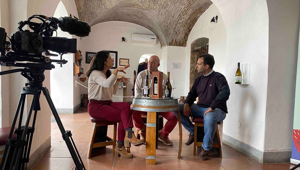 Derrière la caméra : tournage d'une dégustation de vin à l'Adega Cooperativa de Vidigueira avec la présentatrice Madalena Vidigal, Alastair Leithead et le directeur de la vinification et de la production de Vidigueira, Vasco Moura Fernandes. 