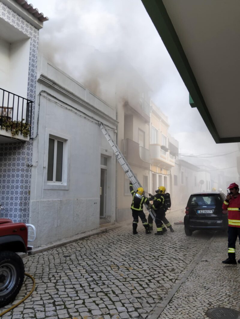 Un pompier blessé dans l’incendie d’une maison à Portimão