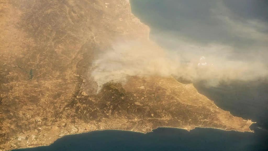 Photo de l'Agence spatiale européenne montrant de la fumée autour de Monchique