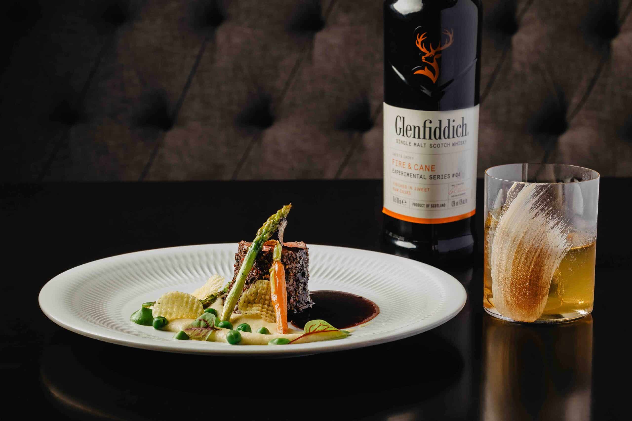 Glenfiddich IPA Experiment, un whisky écossais single malt piquant et houblonné vieilli dans des fûts IPA artisanaux sur mesure. Dans un cocktail, il était mélangé avec du vin mousseux, du Ladano, du cèdre et des épices et accompagné d'un délicat turbot, de pain de maïs et d'une shiracha crémeuse.