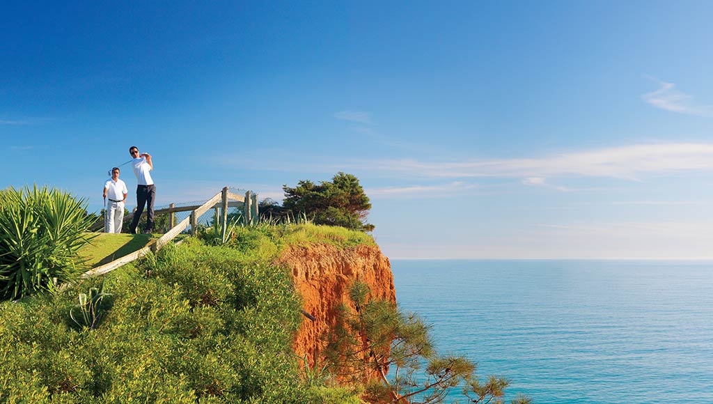 Les gens jouent au golf dans un trou emblématique dans le terrain de golf des falaises de pin