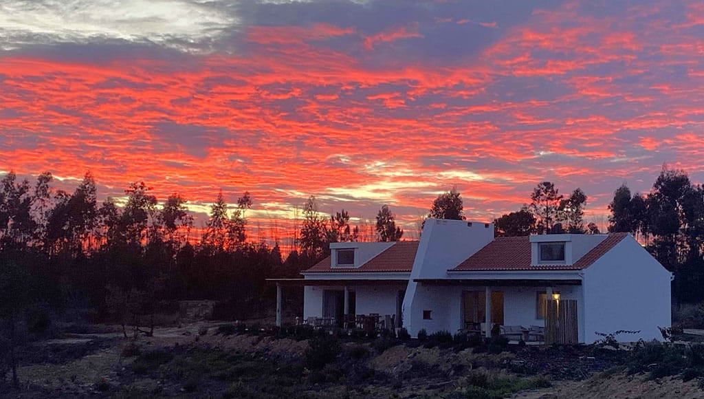 Couchers de soleil spectaculaires: énormes nuages colorés reflétant les derniers rayons du soleil au-dessus de notre nouvelle villa