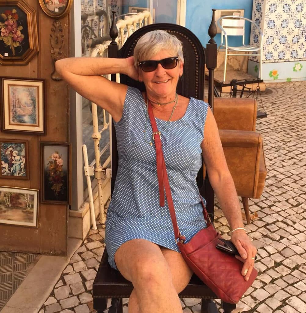 Brenda en silves aidant Derek à choisir des chaises pour la ferme