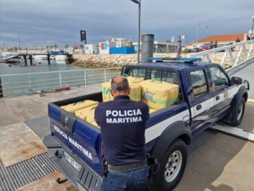 La police maritime saisit près de 900 kg de drogues au large de la côte de l’Algarve