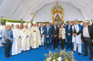 Le président Marcelo rejoint le cortège religieux à Loulé