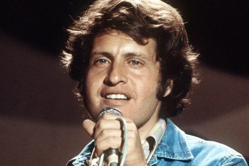 Jonathan Dassin rend hommage à son père Joe Dassin à Faro