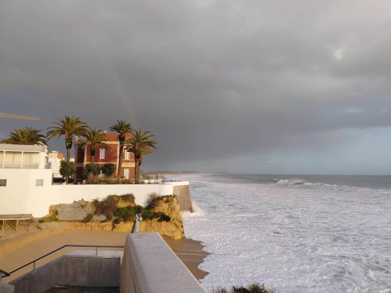 Tempêtes : les plages portugaises rongées par la mer