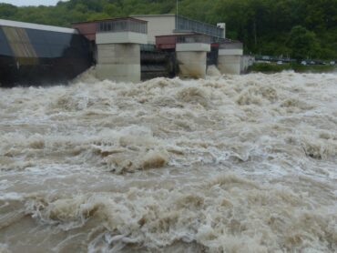 Vent, crues et routes fermées : tout le pays est en alerte