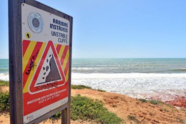 Falaises fragilisées : des réparations « super urgentes » en Algarve Falaises fragilisées : des réparations « super urgentes » en Algarve
