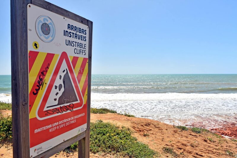 Falaises fragilisées : des réparations « super urgentes » en Algarve