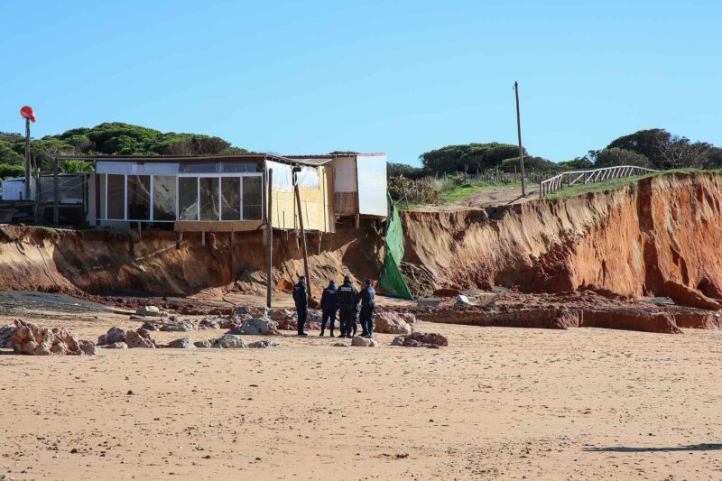 Tempêtes : des plages de l’Algarve perdent jusqu’à 24 mètres de sable