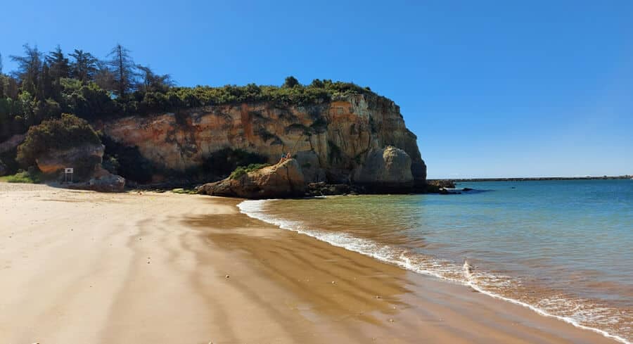 Le yoga gratuit sur la plage fait son retour à Ferragudo Le yoga gratuit sur la plage fait son retour à Ferragudo
