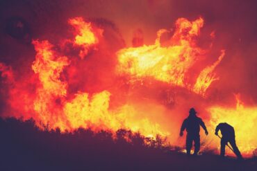 Deux incendies et 1 300 pompiers mobilisés