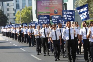 Les pilotes de TAP organisent une démonstration spectaculaire devant le siège de l’entreprise à Lisbonne