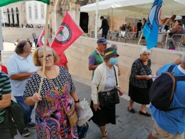 Les retraités « marchent en signe de protestation » dans 12 districts du pays
