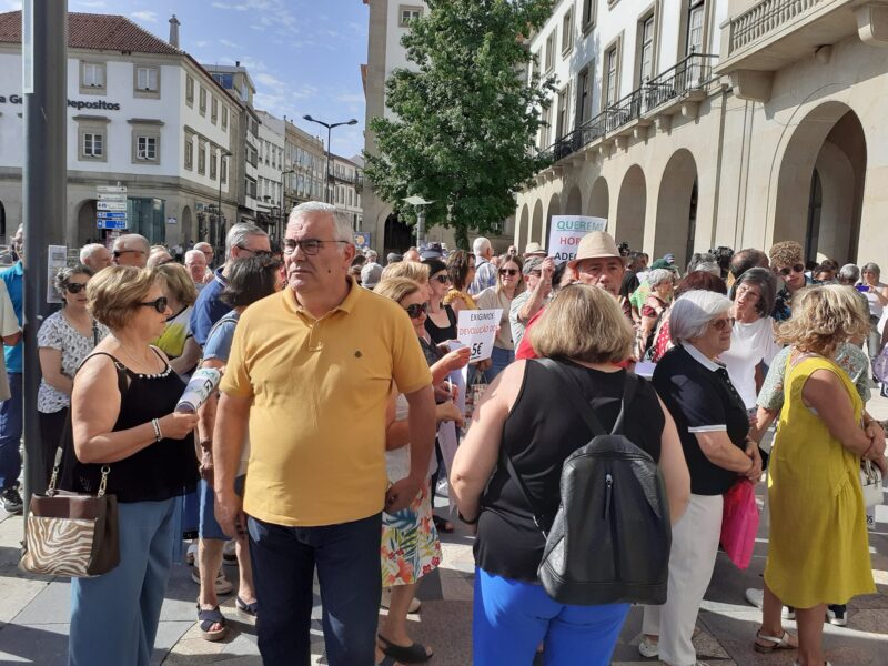 La population « envahit la mairie de Covilhã » exigeant de meilleurs transports publics