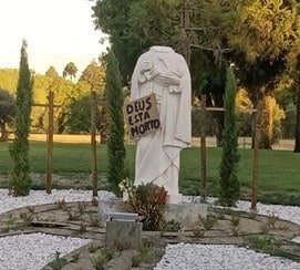 Aucun signe de têtes de statues après le vandalisme « Dieu est mort »