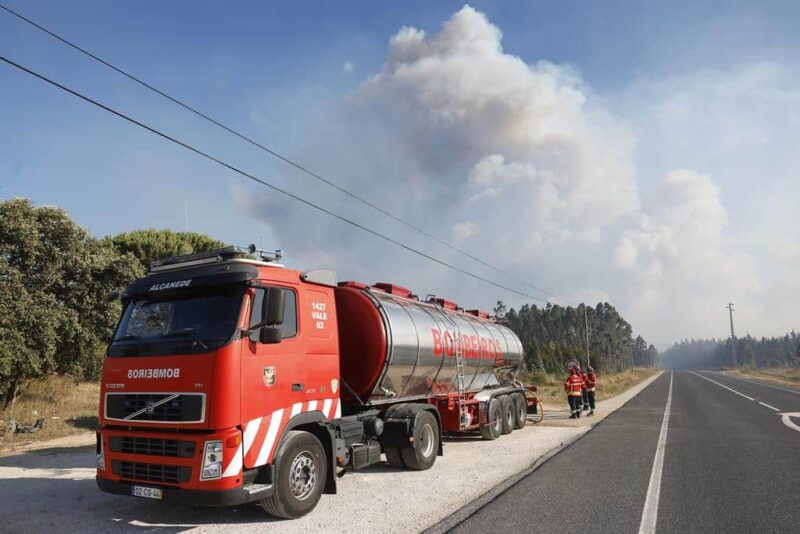 Populations évacuées de quatre nouvelles zones en raison de l’incendie de São Teotónio