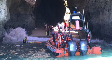 Onze personnes secourues après le chavirement d’un bateau touristique dans la grotte marine de Lagoa