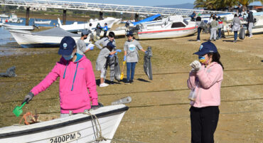 Des écoliers de Portimão ramassent des déchets le long de l’estuaire d’Alvor