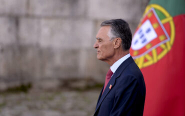Démocratie muselée : l’ancien président Cavaco fustige dans un article d’opinion en pleine page
