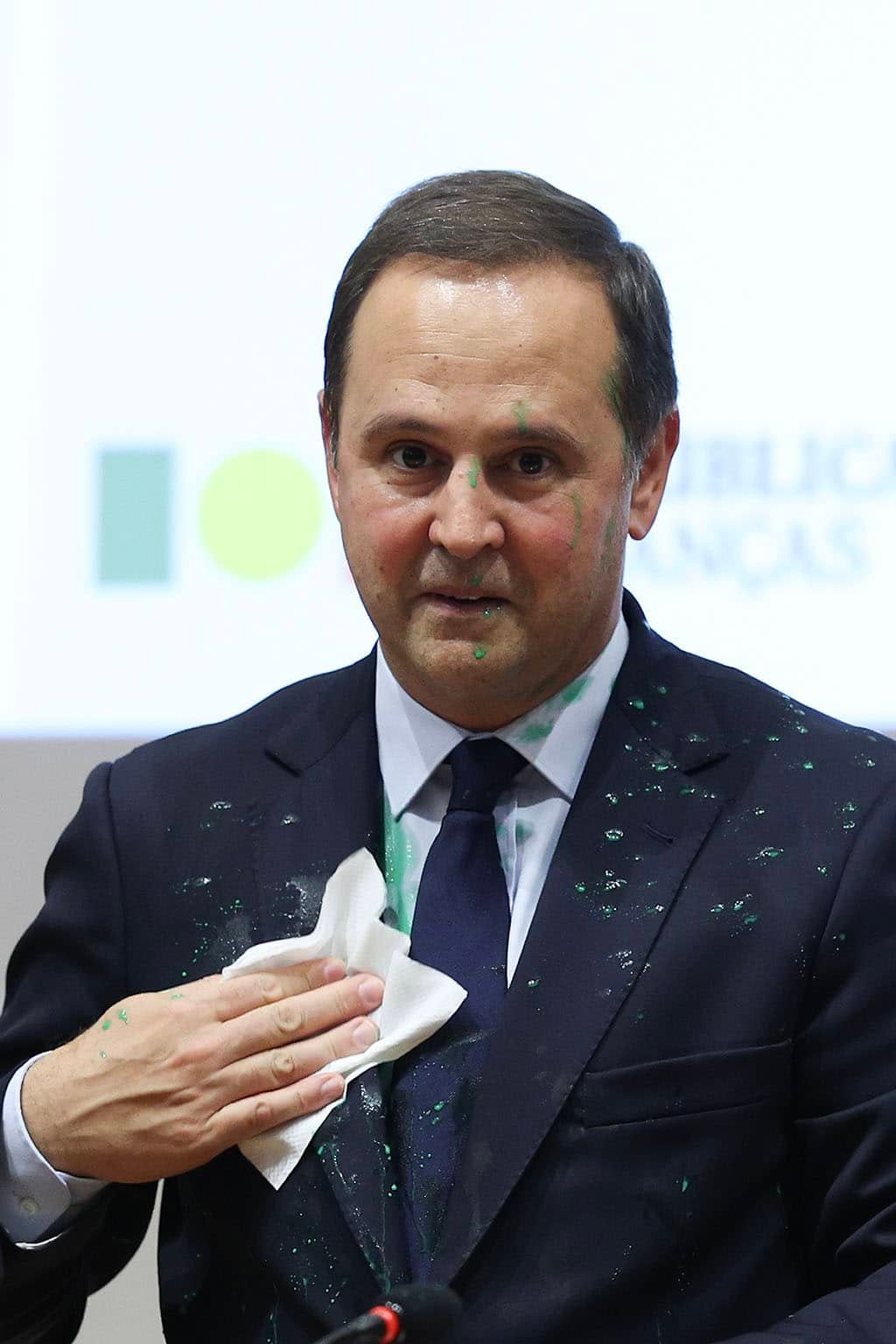 Vendredi dernier, le ministre des Finances Fernando Medina a été aspergé de peinture verte par un activiste climatique mais il a vaillamment continué son discours à la Faculté de Droit de l'Université de Lisbonne.