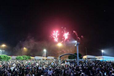 Des milliers de personnes accueillent 2023 à Quarteira