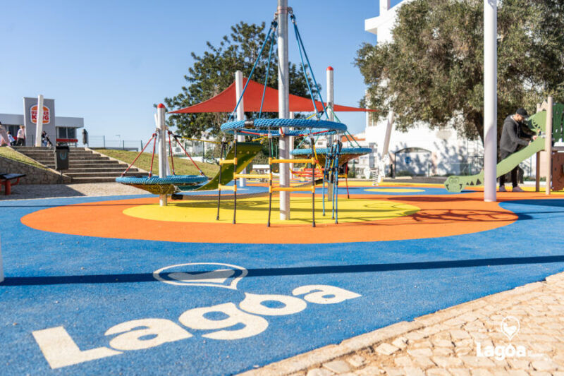 Aire de jeux populaire rénovée à Lagoa